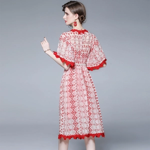 Elegantes rot-weißes zweiteiliges Kleid mit Spitzenstickerei und stilvollen Glockenärmeln