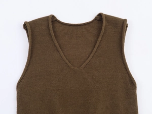 Gros plan d'un gilet en tricot marron avec col en V montrant les mailles jersey denses