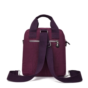 Vue détaillée du sac à langer en nylon violet avec poche zippée et bandoulière