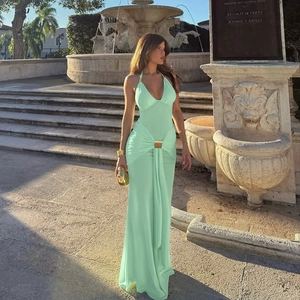 Robe longue dos nu vert menthe avec décolleté en V profond et boucle dorée à la taille