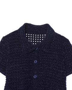 Dettaglio polo in maglia crochet blu navy con trama traforata e colletto con bottoni