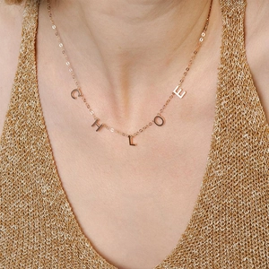 Detaillierte Nahaufnahme der Chloe Buchstaben-Halskette in Roségold am Modell
