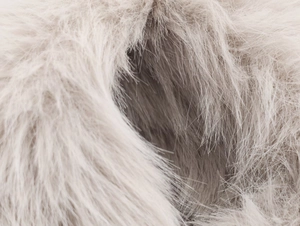 Macro-opname van imitatiebont textuur met zachte gebroken witte vezels en pluizig materiaal