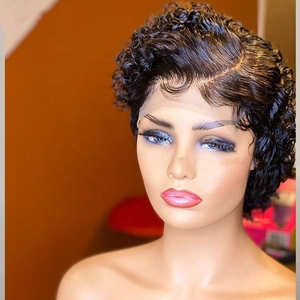 Peluca corta rizada afro negra con capas voluminosas para un estilo natural y elegante