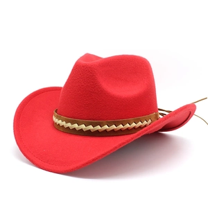 Chapeau de cowboy rouge classique en feutre de laine avec large bord et ruban tressé brun