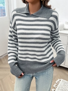 Detail eines grau-weiß gestreiften Strickpullovers mit Polokragen und lockerer Passform