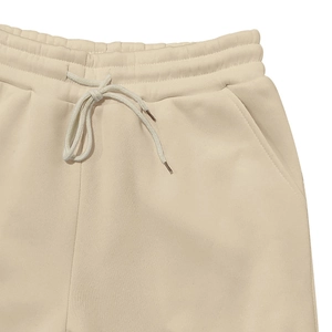 Detail der elastischen Taille mit Baumwollkordelzug und Taschen der cremefarbenen Fleecehose