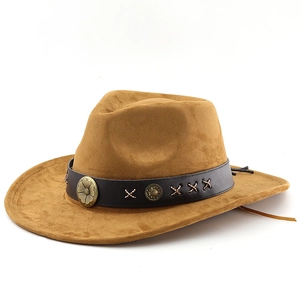 Chapeau de cowboy marron en suédine avec rivets métalliques et un bandeau décoratif