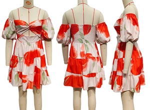 Détails de la robe d'été fleurie avec col en V, manches bouffantes et dos smocké élastique