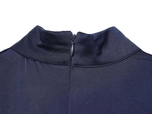 Dettaglio del collo alto del vestito in raso blu navy con cerniera invisibile