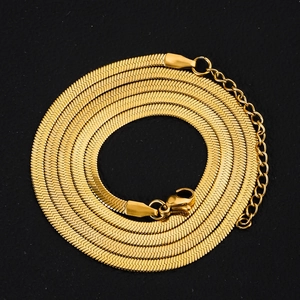 Détail macro du collier chaîne serpent en acier inoxydable plaqué or 18K avec fermoir