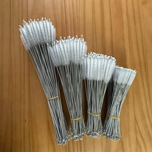 Lot de quatre goupillons en acier inoxydable avec poils en nylon blanc de tailles variées