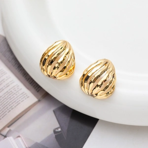 Vintage hohle Wasserrippel 18k vergoldete ovale Ohrstecker für Damen im Retro-Stil