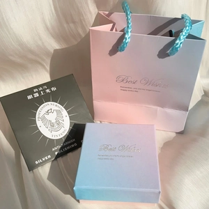 Driedelige sieraden geschenkverpakking met blauwe kleurverloop tas en doos met zilveren folie