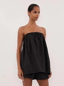Détail d'un haut bustier noir avec encolure plissée à cordon de serrage et coupe évasée