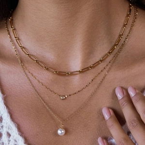 Collier multicouche en acier titane doré avec chaîne trombone, zircon et perle élégante