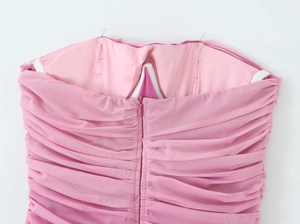 Dettaglio posteriore dell'abito mini in rete rosa con cerniera invisibile e arricciato