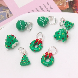 Lot de 8 breloques de Noël émaillées avec sapins et couronnes pour bijoux DIY créatifs