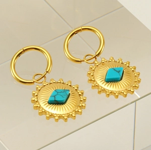 Detail von 18K Gold Ohrringen mit Sonnenmuster und eingelegtem Türkis-Stein