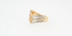 Détail d'une bague en acier titane doré en forme de V sertie de trois rangées de cristaux