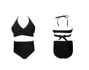 Detail eines schwarzen gerippten Mädchen-Bikinis mit Neckholder-Top und High-Waist-Hose