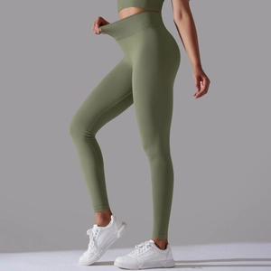 Detail der nahtlosen High-Waist Yoga-Leggings mit elastischem Rippbündchen und Stretch