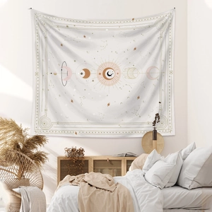 Tenture murale bohème soleil et lune suspendue au-dessus d'un lit dans une chambre