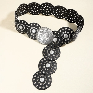 Cintura vintage in pelle nera con fibbia argentata incisa e anelli circolari traforati
