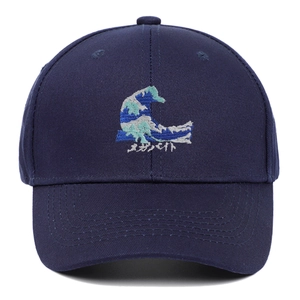 Berretto da baseball in cotone blu navy con ricamo a onde e scritte bianche