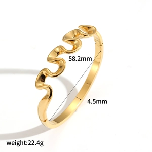 Detail view of 18k gold wavy stainless steel bangle with 58.2mm diameter and 4.5mm width
