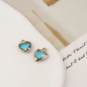Vue détaillée de deux pendentifs cœur en zircon bleu avec cadres dorés pour bijoux DIY