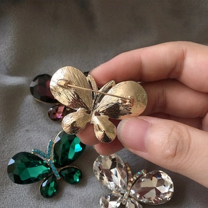 Fashionable crystal butterfly brooch pin with gold metal finish for suit jackets