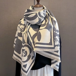 Classic thick jacquard scarf with large floral rose patterns and tassel edges