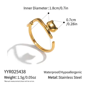Dettaglio dell'anello regolabile a gatto in acciaio inossidabile con diametro 1,8cm