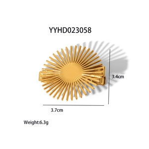 Détail pince à cheveux soleil doré avec dimensions 3,7 cm par 3,4 cm et fermoir crocodile