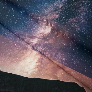 Détail de la tapisserie galaxie montrant la texture du tissu et l'imprimé nébuleuse vif