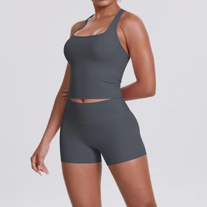 Détail d'un ensemble de yoga gris anthracite avec brassière de sport et short taille haute