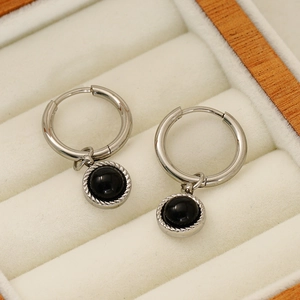 Boucles d'oreilles créoles argentées en acier avec pendentifs en pierre naturelle noire