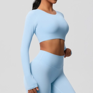 Ensemble de yoga bleu clair à manches longues avec haut rembourré et legging taille haute