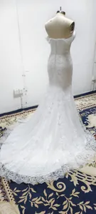 Détails de robe mariée sirène en dentelle avec épaules dénudées et boutons dans le dos
