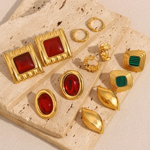 Set orecchini vintage francesi in acciaio inossidabile placcato oro 18K con agata rossa e forme