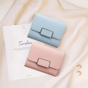 Detaillierte Flachbildansicht minimalistischer hellblauer und rosa bestickter Damengeldbörsen