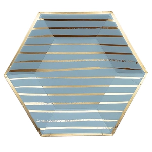 Piatto esagonale azzurro con eleganti strisce dorate per decorazione festa di compleanno