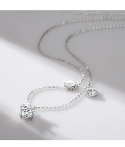 Dettaglio collana in argento con ciondolo in zircone e simbolo del segno del Cancro