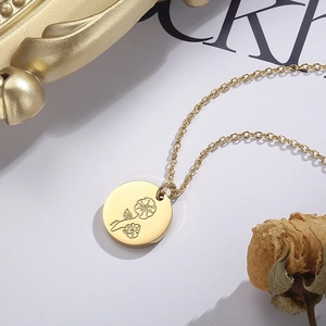 Détail du collier à pendentif fleur de naissance doré sur un fond de style vintage