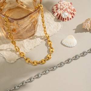 Minimalistische Kaffeebohnen-Halskette in Gold und Silber mit Muscheldekoration
