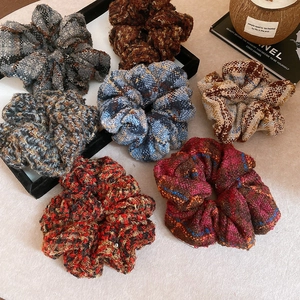 Vue détaillée de six chouchous en maille de tweed à carreaux en diverses couleurs vintage