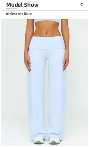 Détail du pantalon de yoga bleu magique avec taille repliée et texture du tissu fluide