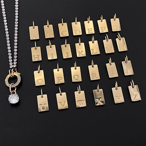Vista dettagliata di 26 ciondoli alfabeto A-Z placcati in oro 14K con charm in cristallo