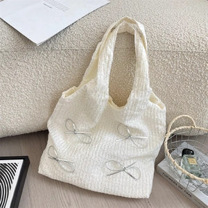 Dettaglio della borsa tote bianca a pois con fiocchi metallici argento 3D